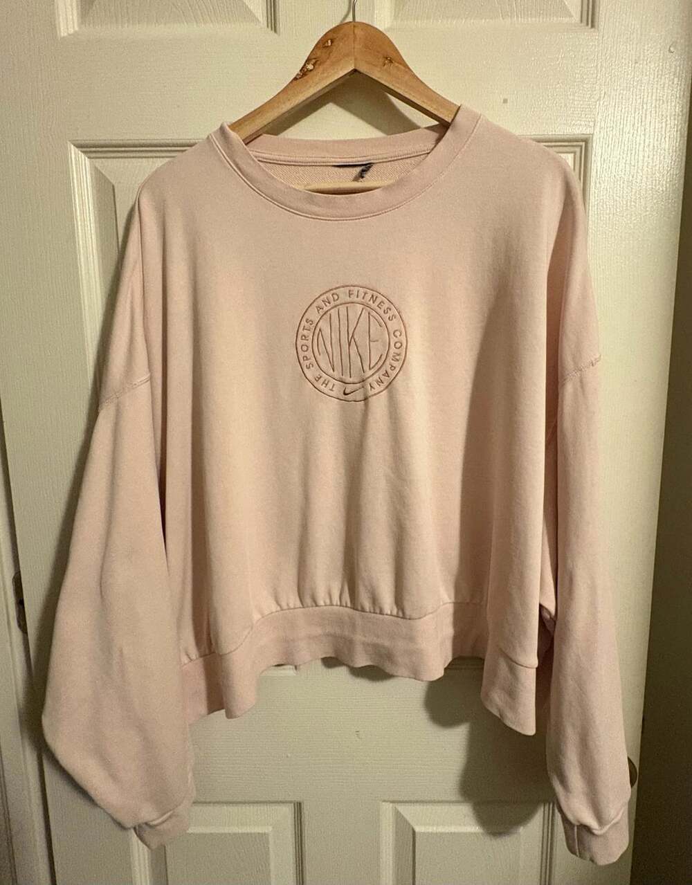 Nike Women's The Sports And Fitness Company Oversized Cropped Sweatshirt Pink